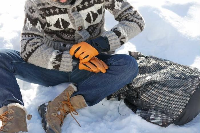 handson gripの手袋をして雪山にいる男性