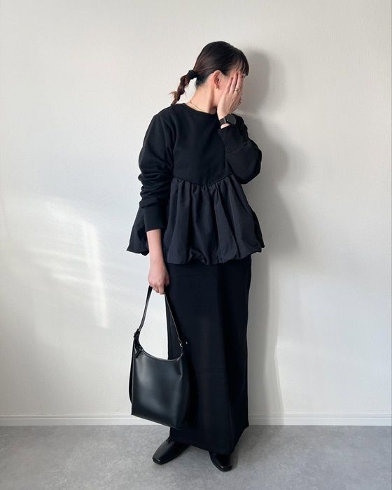 スウェットペプラムトップス×GUのブラックの「ヘビーウェイトスウェットナロースカート」