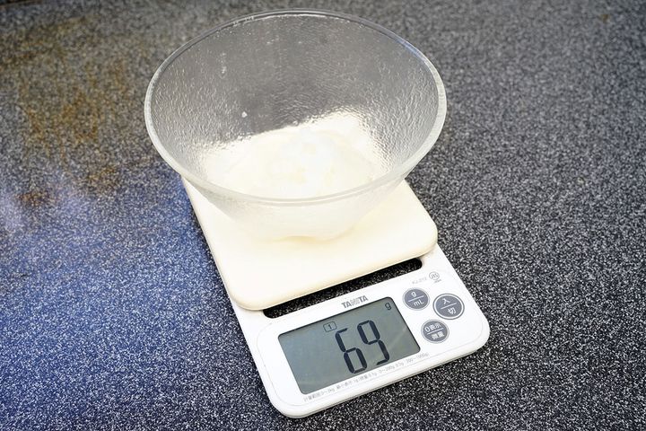 「大根スリスリ」を使って30秒でおろした大根おろしは69g。気持ちよくはおろせますが、これが多いのか、少ないのかは不明な状態です。