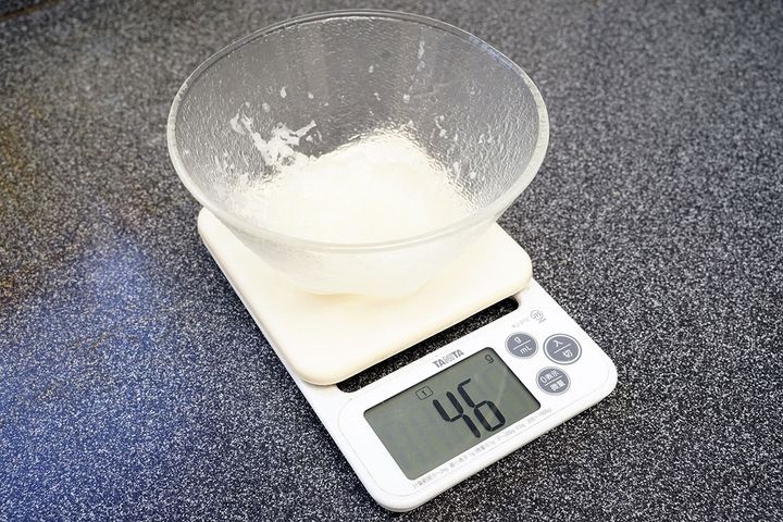 税込110円の「ステンレス製おろし金」でも30秒で46gの大根おろしをおろすことができました。こうなると18倍の価格差のほうが気になります。