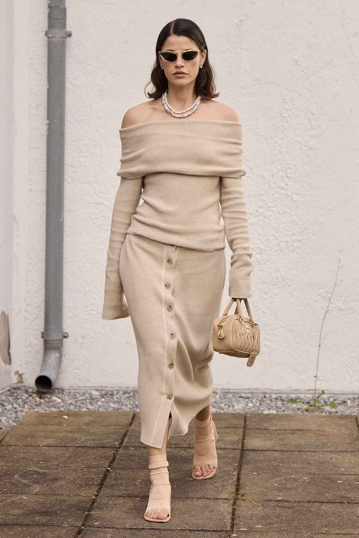 画像: フェミニンニットアップに個性を宿して