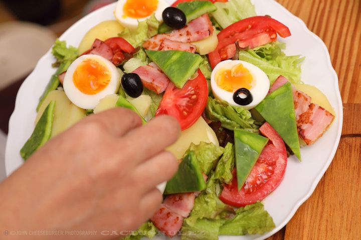 サラダ盛り付け