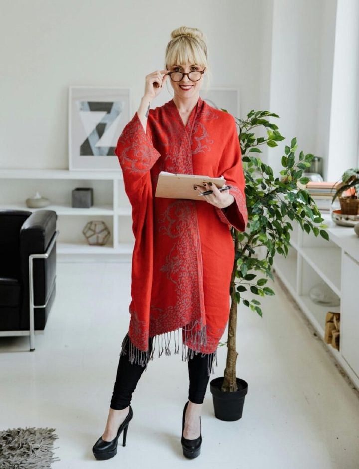 赤い服を着た女性 赤い色が気になる時の心理を解説