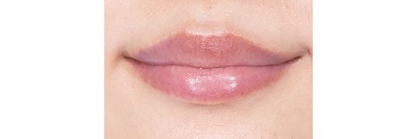 素の唇に血色あり