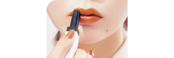 2 透けるリップできちんと色づける