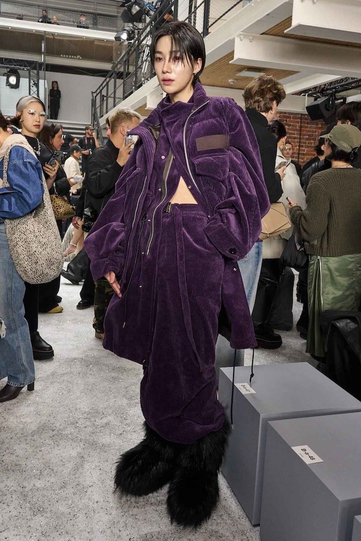 画像: ユニセックスな魅力で着こなした妖艶なコーデュロイのセットアップ