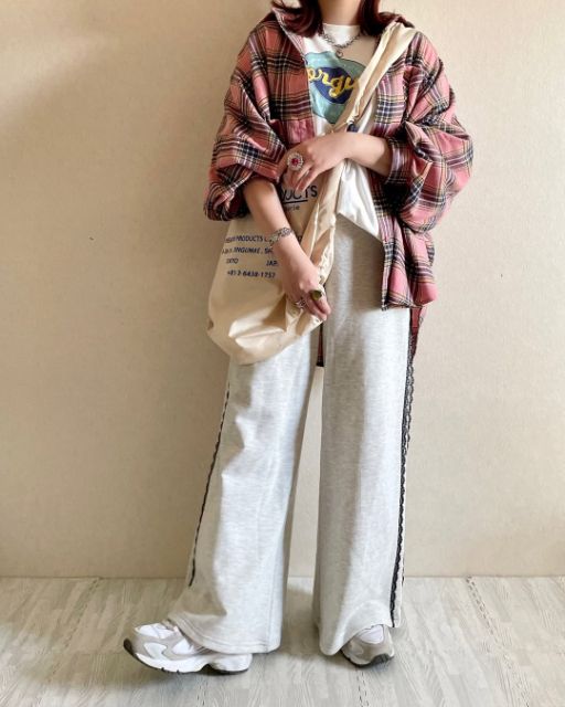 サイドレースパンツを着たコーデ