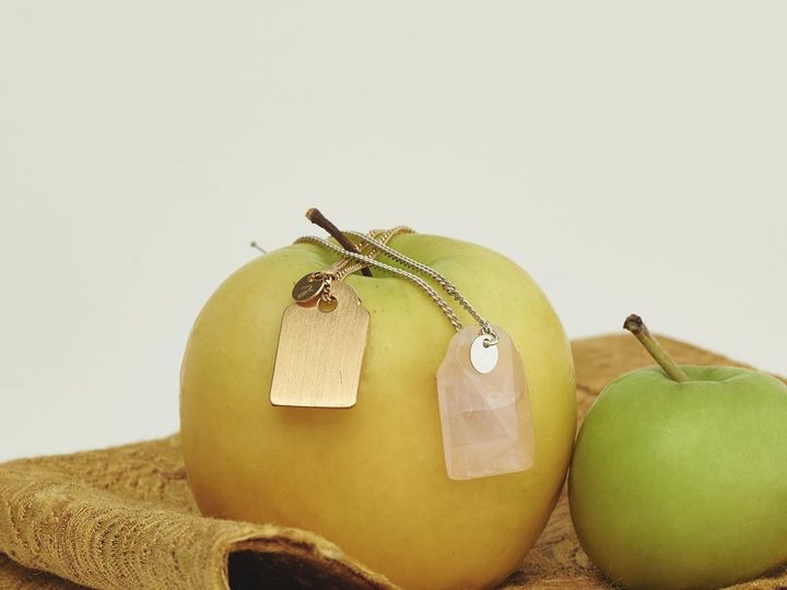 画像: 左から「Garment Tag」￥89,100、「Garment Tag（Rose Quartz）」￥72,600 出典：アクセップ