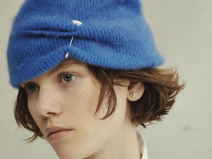 画像: ニット帽につけられた【アクセップ】のジュエリー。 出典：アクセップ