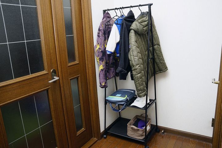 玄関からリビングに行く際に上着類がかかっているのが絶対に目に入る位置に配置したことが予想以上に強い効果を発揮しました。