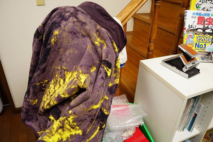 階段の手すりにかけられた筆者の家の上着。筆者とパートナー、息子の上着が合計で5枚もかかっていました。当然イラッとしたのです。