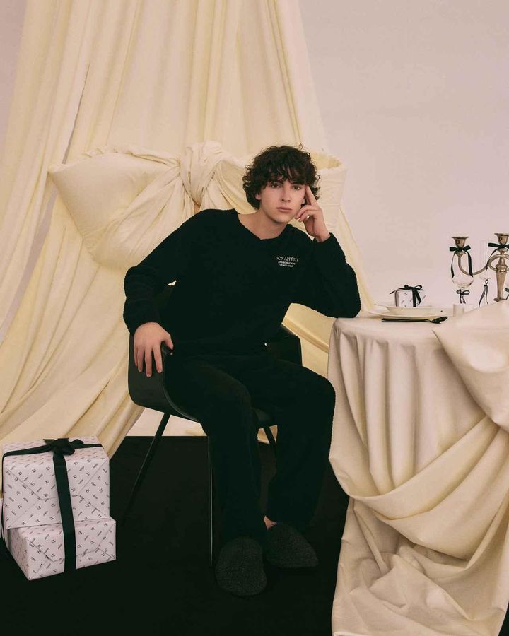 画像: 【 Joël Robuchon ＆ gelato pique】「HOMMEプルオーバー」￥11,440（税込）、「HOMMEロングパンツ」￥11,440（税込）