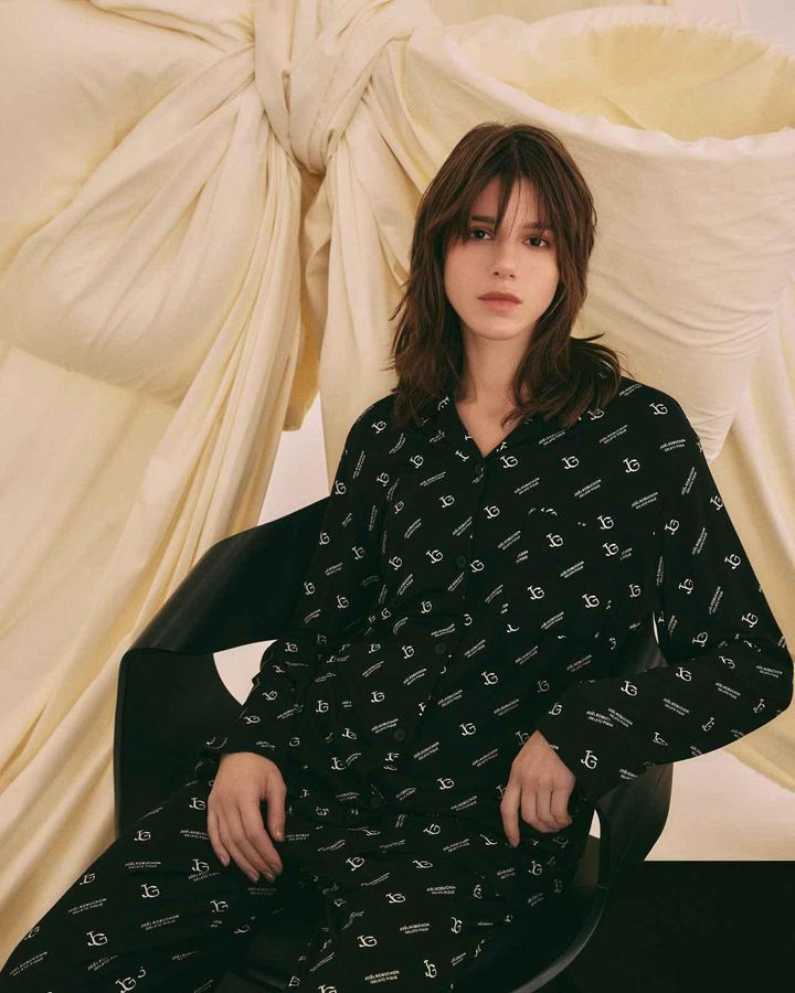 画像: 【 Joël Robuchon ＆ gelato pique】「総柄シャツ」（アイボリー、ブラック）各￥9,790（税込）、「総柄ロングパンツ」（アイボリー、ブラック）各￥9,570（税込）