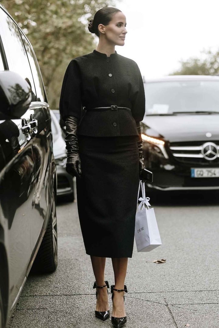 画像: ツヤのある黒小物を効かせて