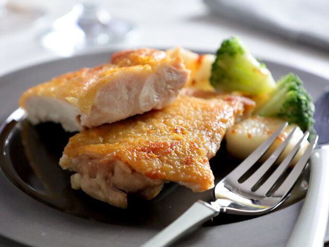 皮パリバターチキン カットした物 フォーク