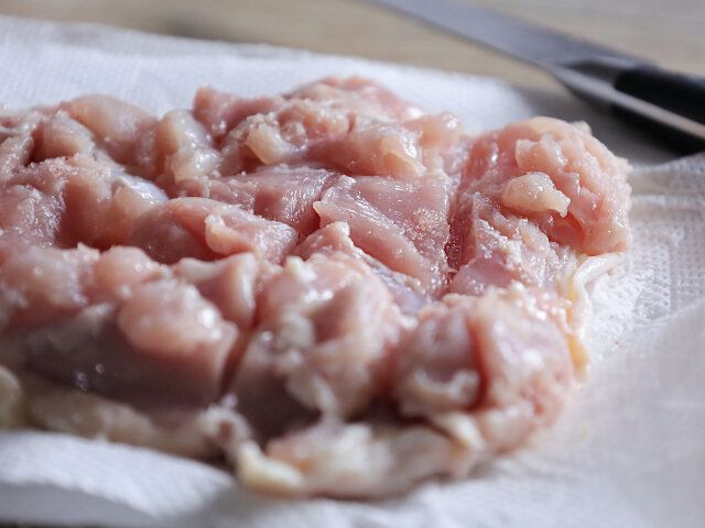 鶏もも肉 切り込みを入れる