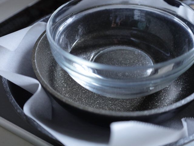 フライパン 水を張ったボウル