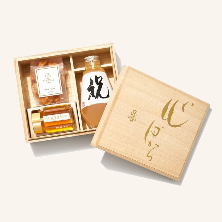 はちみつ飲料の和紙ラベルは、シーンに合わせて「祝」「真心」「寿」の3種類から選べるうれしい仕様。サクッと香ばしい食感に、口いっぱいに香りが広がるはちみつラスクは、手が止まらない美味しさ！