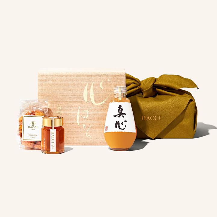 「桐箱ドリンクセット（はちみつ飲料、はちみつ、ラスク）」¥4,860。オリジナルの風呂敷包みに、桐箱入りで特別感満載！※風呂敷なしの価格 ¥4,212も。