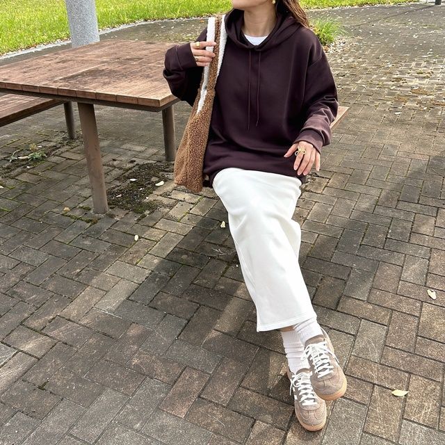 GUのナチュラルの「ヘビーウェイトスウェットナロースカート」