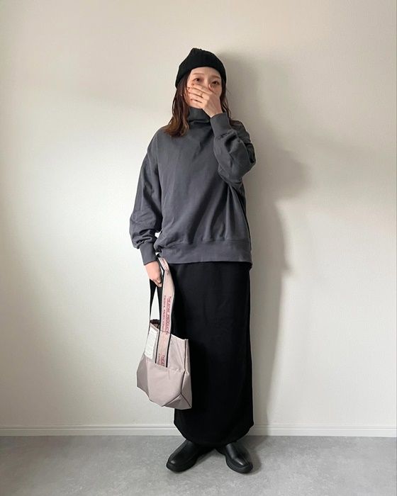 モックネックスウェットプルオーバー×GUのブラックの「ヘビーウェイトスウェットナロースカート」