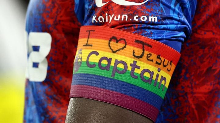 日本代表の同僚選手、LGBTQ支援のキャプテンマークへの”落書き”が問題に