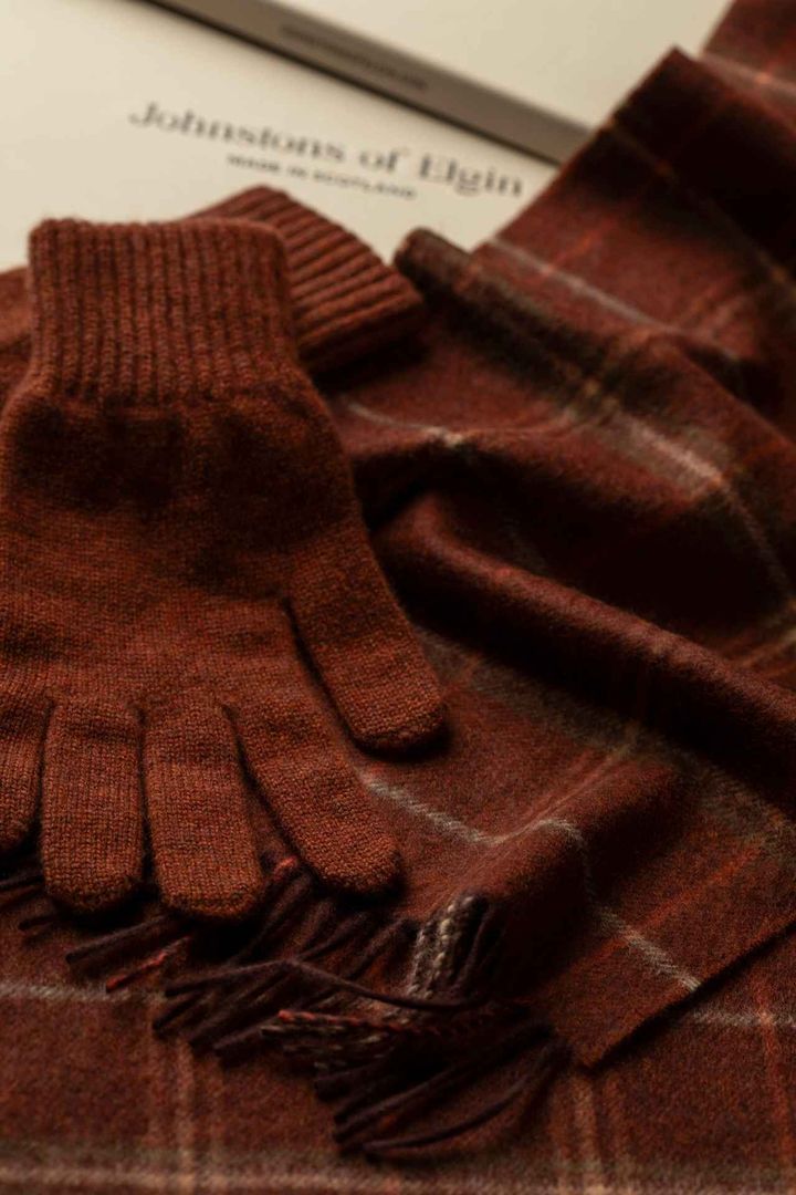 画像: Johnstons of Elgin メンズカシミヤアクセサリーギフトセット 出典：ジョンストンズ オブ エルガン