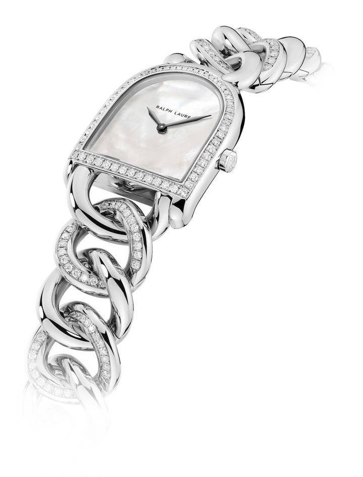 ケースとブレスレットにあしらわれたダイヤモンドの光が、マザー・オブ・パールの文字盤の美しい光沢を強調