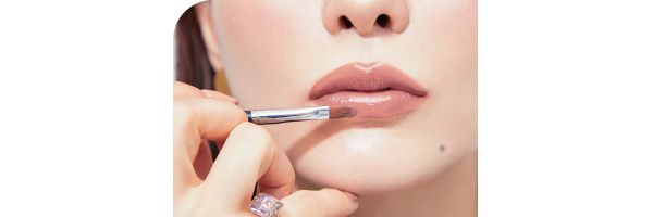 2 下唇は元の唇の形で重ね塗り