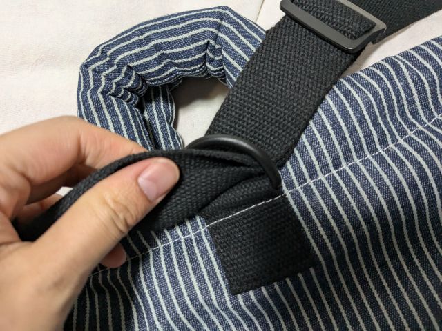 Dカンにショルダーを通すところ