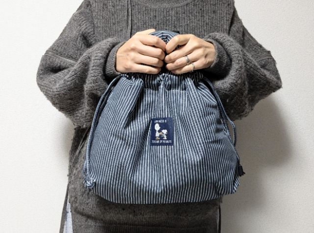 ハンドバッグをもった姿