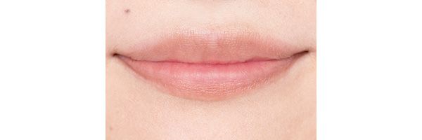 素の唇に血色なし