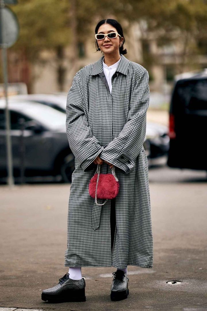 画像: 千鳥格子に映えるエッジの効いた小物がアクセント