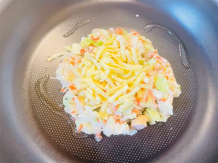 チーズをのせた生地