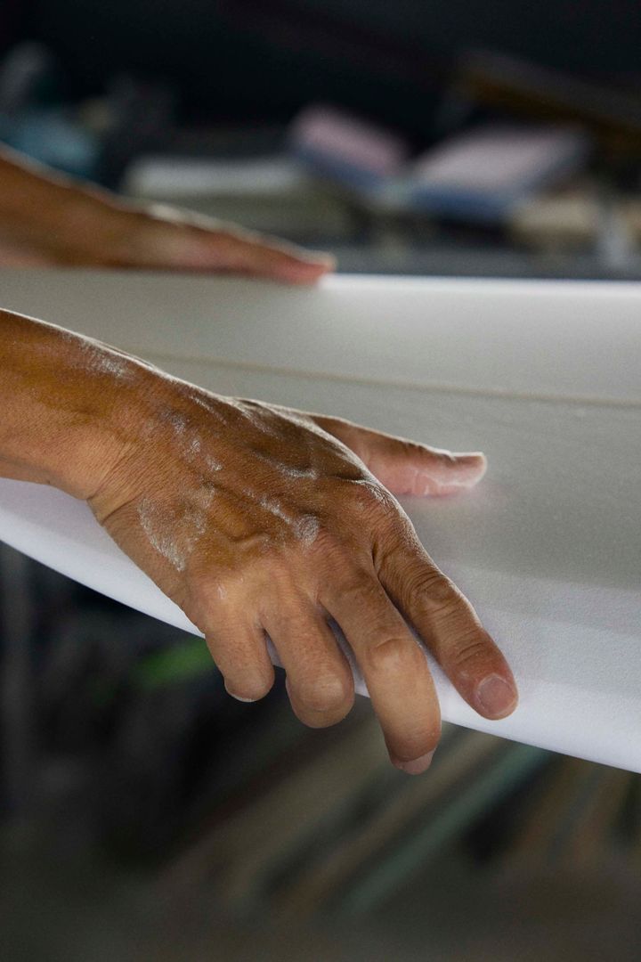 シェイプの仕上がりを手で確かめる様子