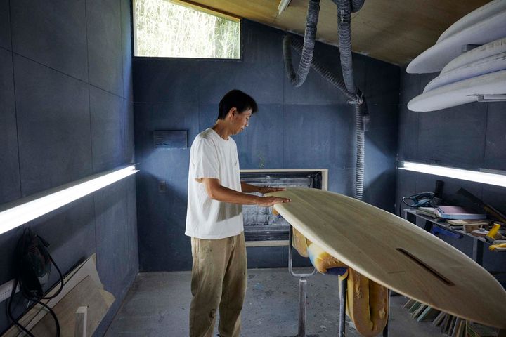 作業中の関澤さん