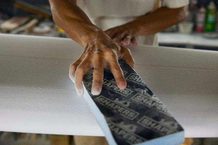 ヤスリで表面をやする様子