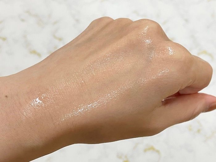 シートマスクの美容液を手の甲につける