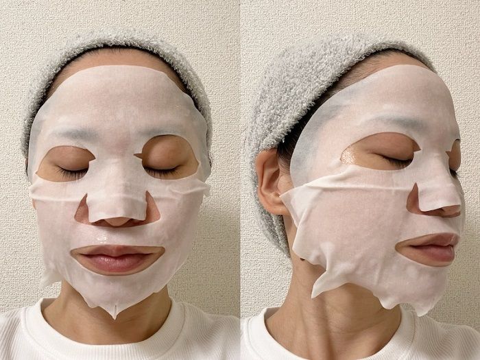 シートマスクを顔に装着する