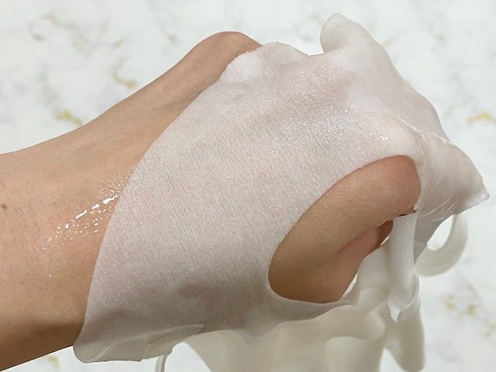 シートマスクを手の甲にとり出す