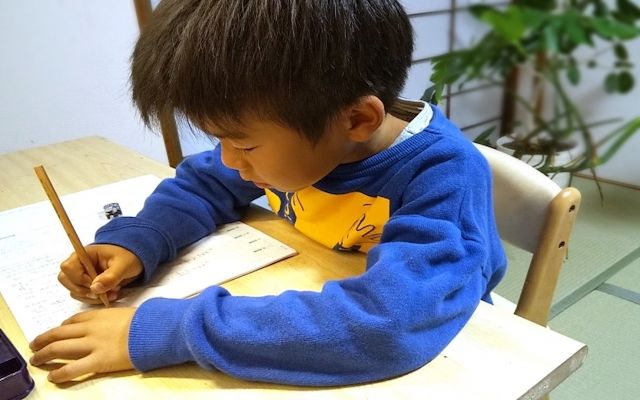 勉強する子ども