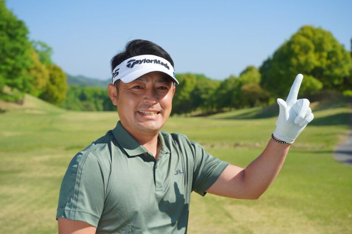 球が高く上がる握りはどっち…？ 「右手のグリップがポイント」とプロが解説