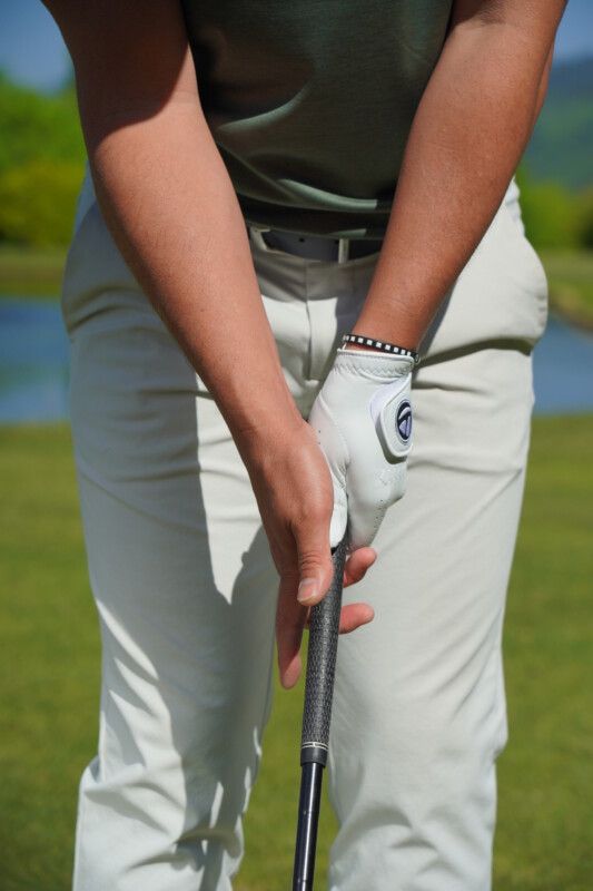 球が高く上がる握りはどっち…？ 「右手のグリップがポイント」とプロが解説