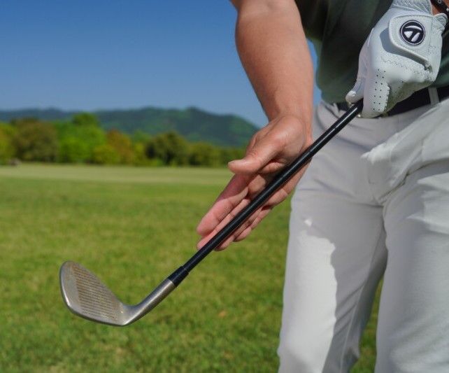 球が高く上がる握りはどっち…？ 「右手のグリップがポイント」とプロが解説