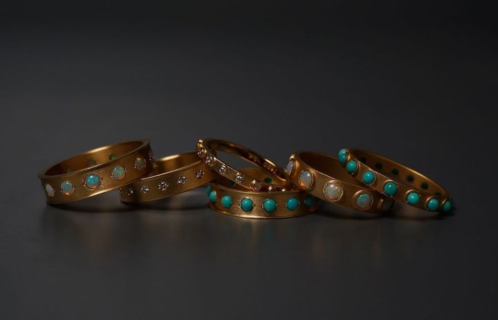 左から 「ドット ライン」（YG×クリスタルオパール）￥352,000 （YG×ダイヤモンド）￥279,400 「ダイヤモンドネオン」（YG×ダイヤモンド）￥209,000 「ドット ライン」（YG×ターコイス）￥286,000 「ネオン」（YG×クリスタルオパール）￥330,000 「ネオン」（YG×ターコイス）￥253,000