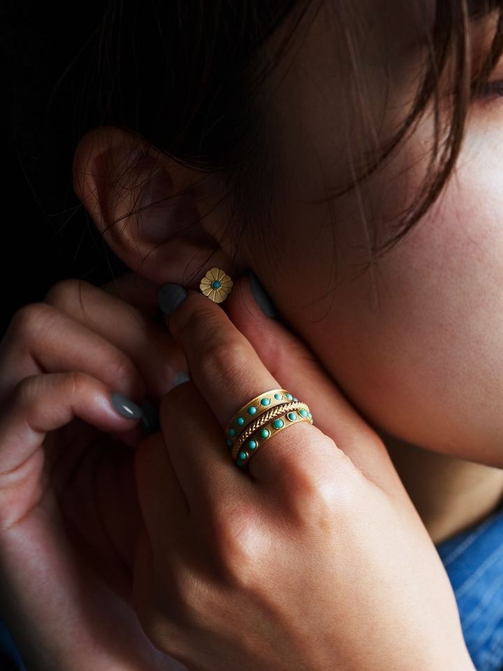 鮮やかな色石がアクセントのシンプルなエタニティは、重ね着けにも映える