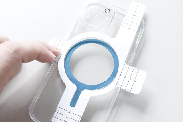 セリアのiPhoneケース用 MagSafe対応ステッカーの貼り付けガイドの使い方