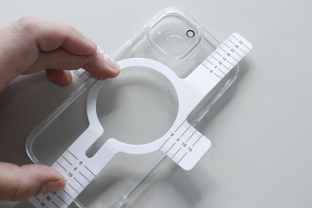 セリアのiPhoneケース用 MagSafe対応ステッカーの貼り付けガイド