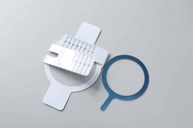 セリアのiPhoneケース用 MagSafe対応ステッカーと貼り付けガイド