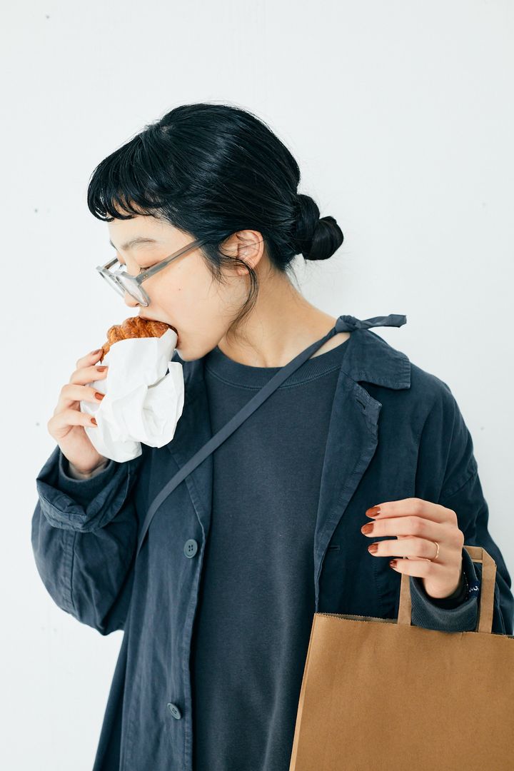 ネイビーコートのお手本着まわし2選。スニーカーでハズすのが決め手【FUDGE FRIEND おしゃれさんの毎日コーディネート｜田中真里奈】